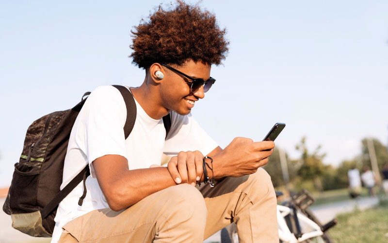 
Take hands-free stereo calls on the go